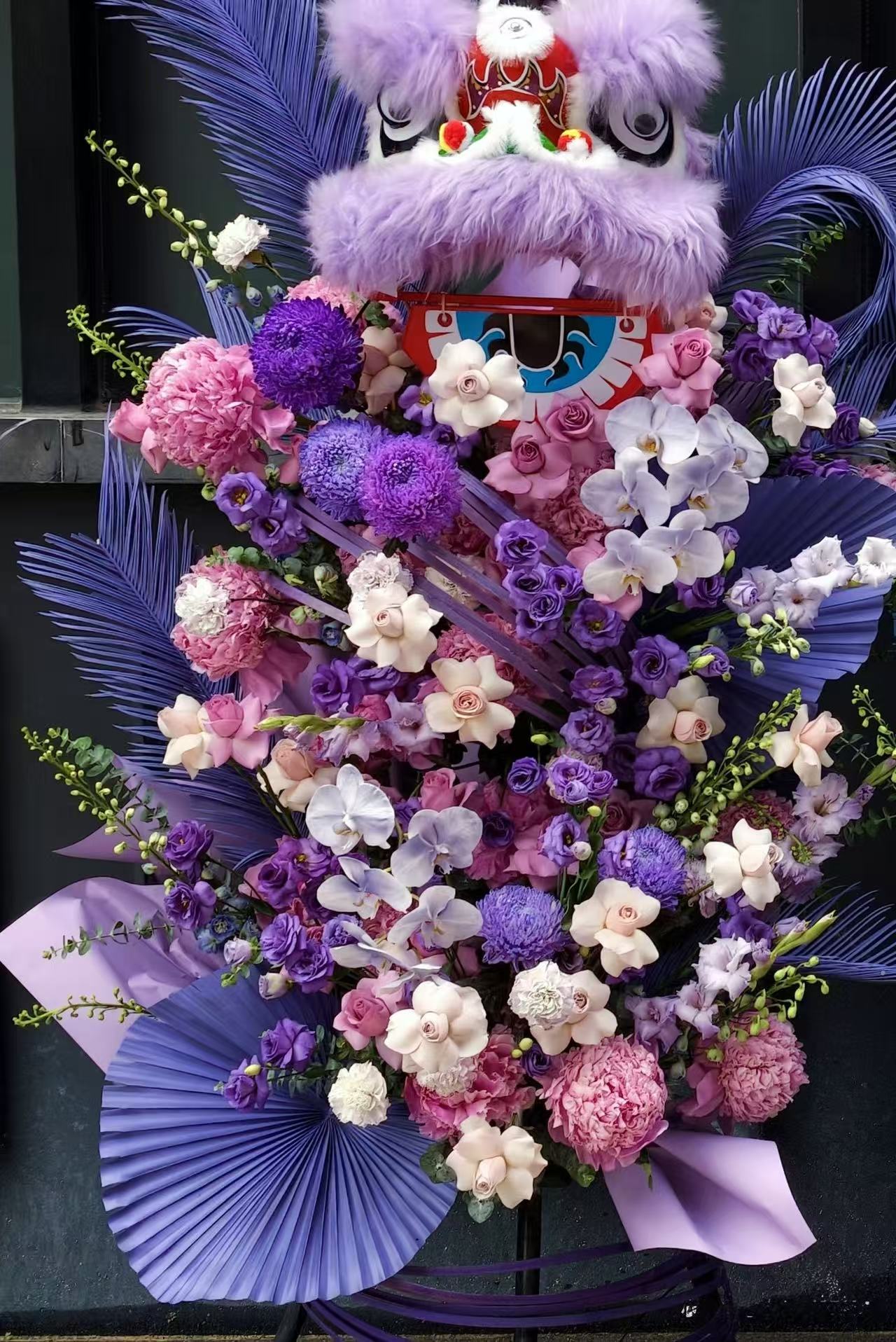 Royal Amethyst Lion Stand